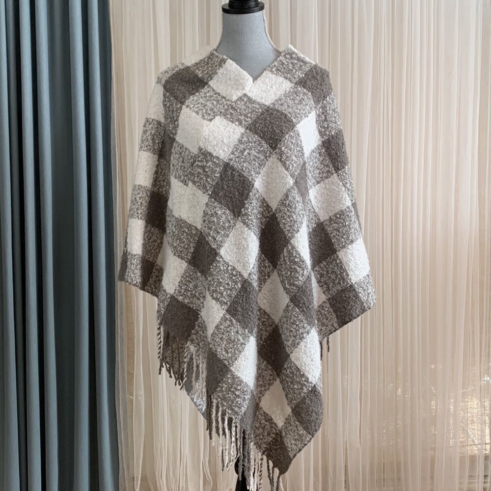 🟢3 for $20 ——-BUFFALO PLAID check poncho gray/white fringed